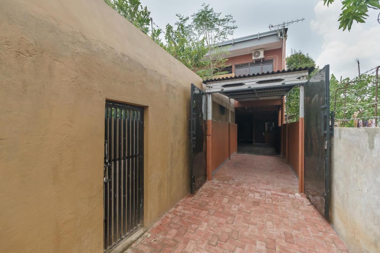 Reddoorz Syariah Near Siloam Hospitals Bulak Kapal Hotell Bekasi Exteriör bild